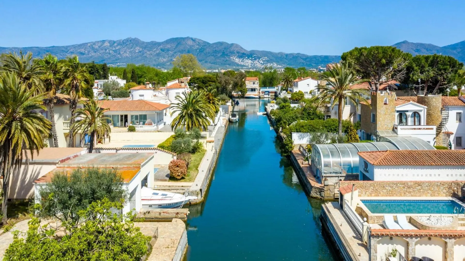 Nice Holiday Home Near River Empuriabrava 0*,